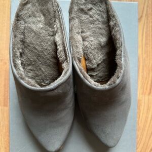 Cozy clogs in a beautiful grey color by Coclico. Handmade in Spain.